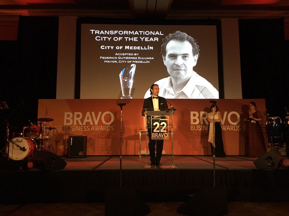 Medellín recibió el premio como la Ciudad más Transformadora del Año - Premios Bravo