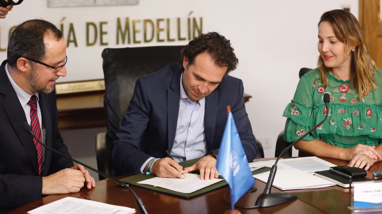 Firma protocolaria acuerdo FAO - Alcaldía para Modelo de Comercio Local