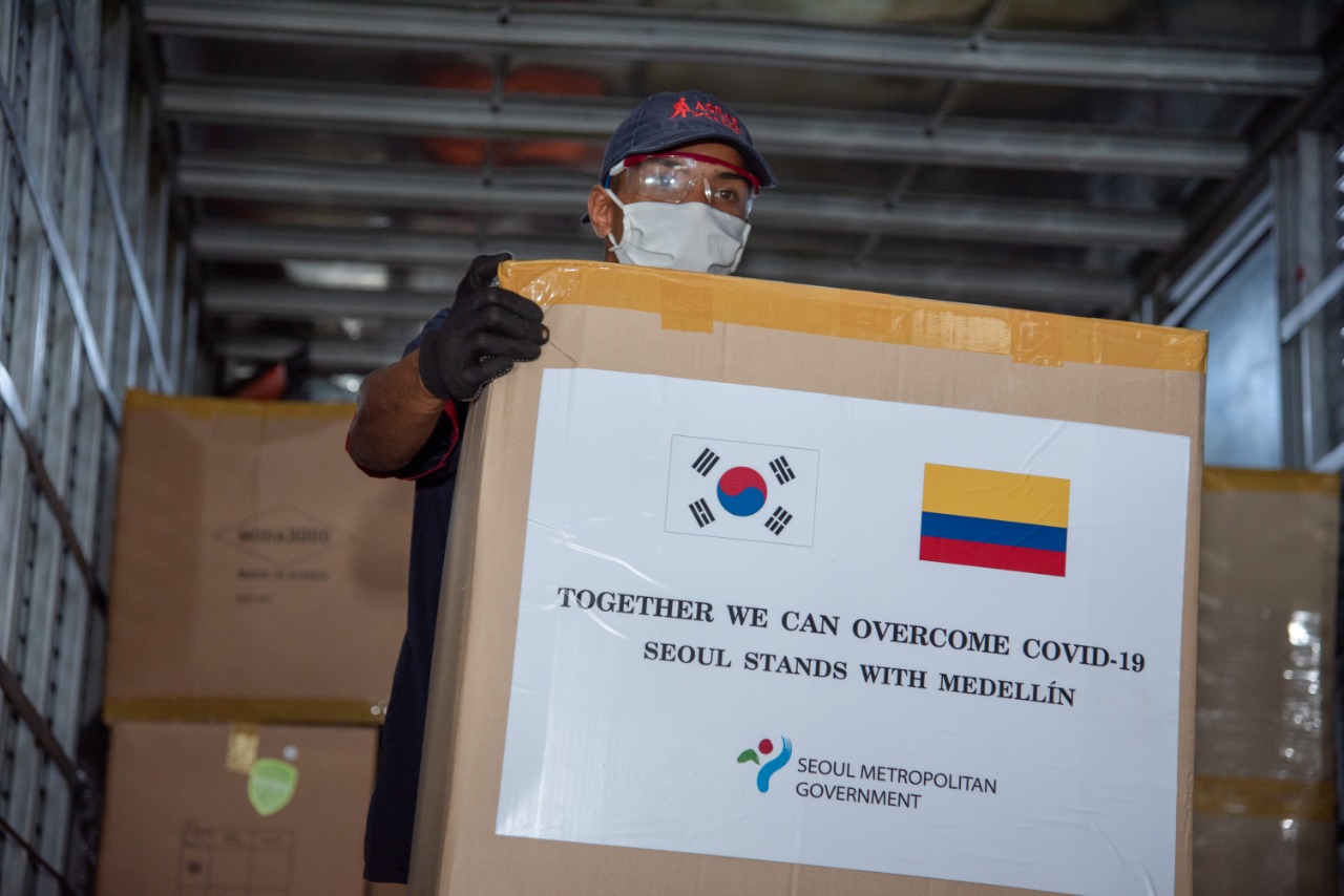 Medellín recibió tres mil trajes quirúrgicos donados por el gobierno de Seúl