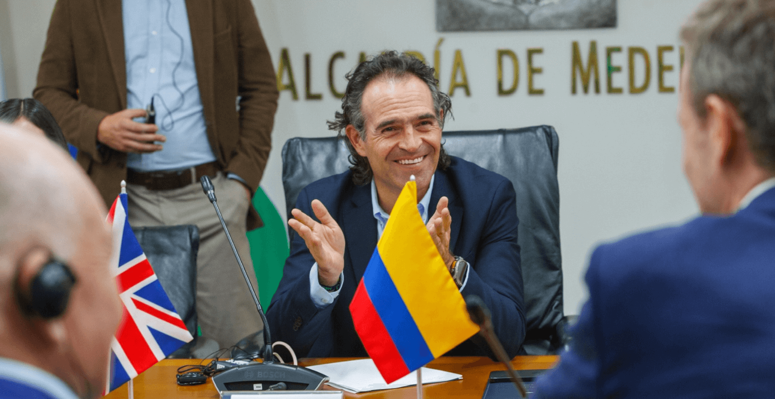 El alcalde Federico Gutierrez en reunión con el embajador de Reino Unido